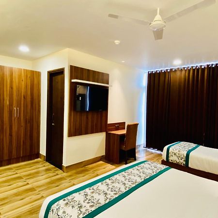 Hotel White And Restaurant 300 Mtr From Golden Temple Amritsar Zewnętrze zdjęcie