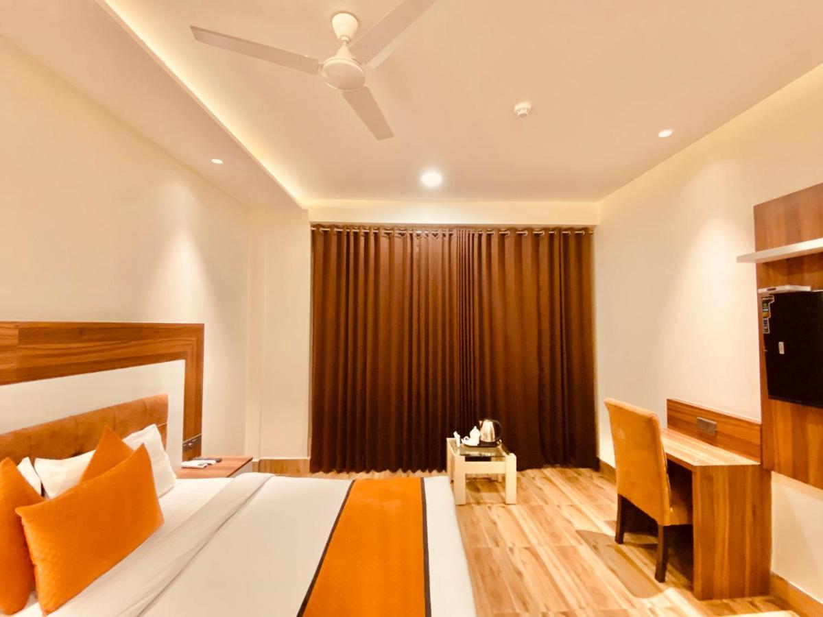 Hotel White And Restaurant 300 Mtr From Golden Temple Amritsar Zewnętrze zdjęcie