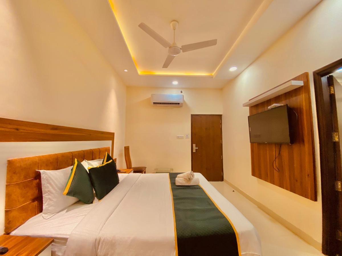 Hotel White And Restaurant 300 Mtr From Golden Temple Amritsar Zewnętrze zdjęcie