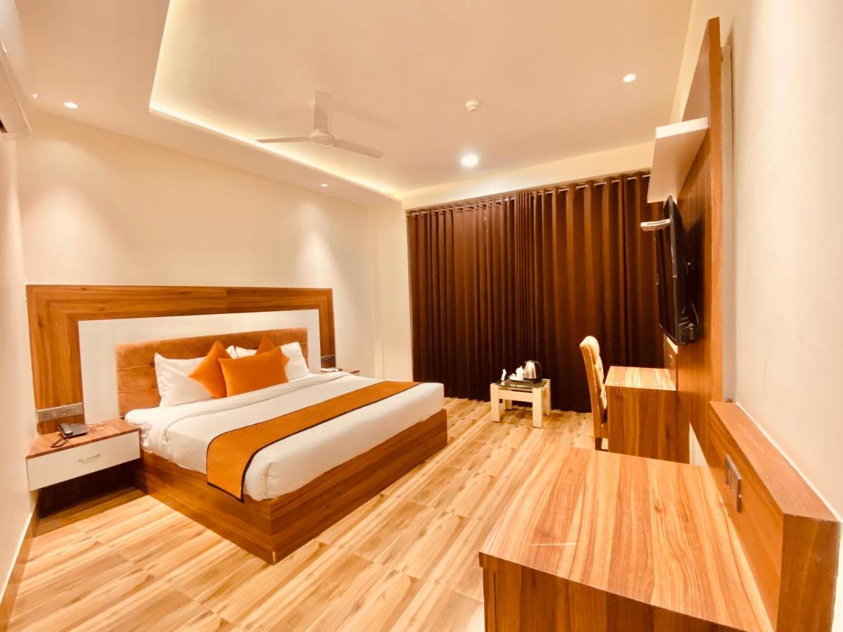 Hotel White And Restaurant 300 Mtr From Golden Temple Amritsar Zewnętrze zdjęcie