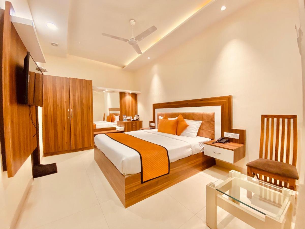 Hotel White And Restaurant 300 Mtr From Golden Temple Amritsar Zewnętrze zdjęcie