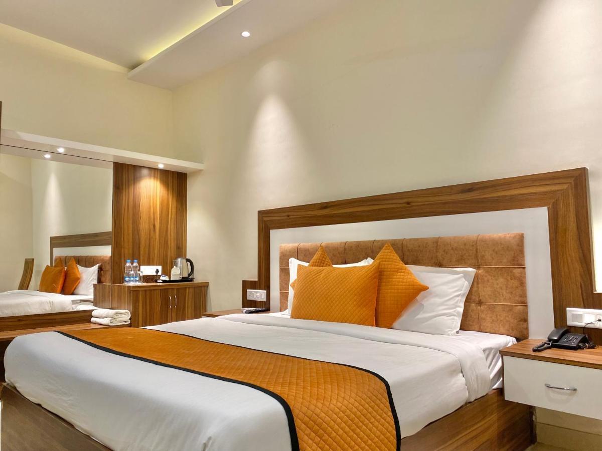Hotel White And Restaurant 300 Mtr From Golden Temple Amritsar Zewnętrze zdjęcie