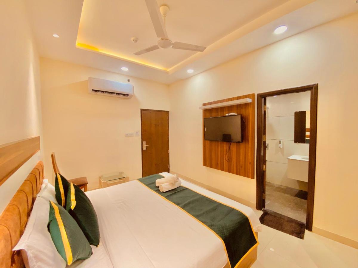 Hotel White And Restaurant 300 Mtr From Golden Temple Amritsar Zewnętrze zdjęcie