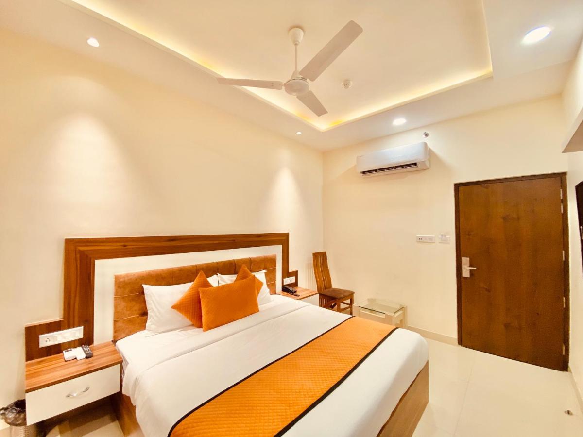 Hotel White And Restaurant 300 Mtr From Golden Temple Amritsar Zewnętrze zdjęcie