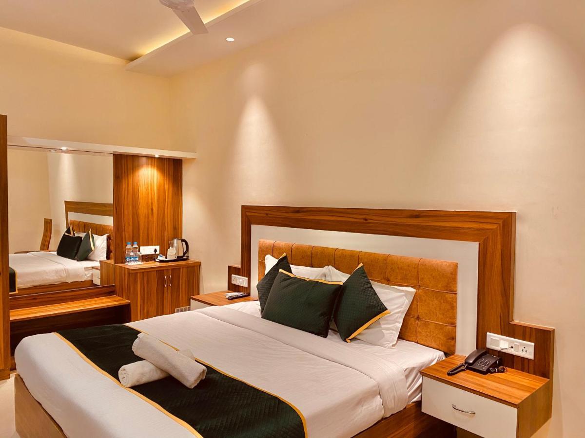 Hotel White And Restaurant 300 Mtr From Golden Temple Amritsar Zewnętrze zdjęcie