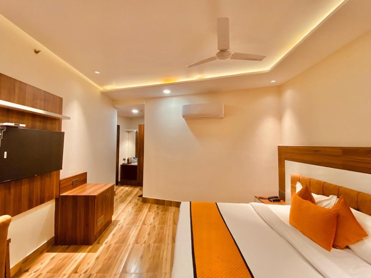 Hotel White And Restaurant 300 Mtr From Golden Temple Amritsar Zewnętrze zdjęcie