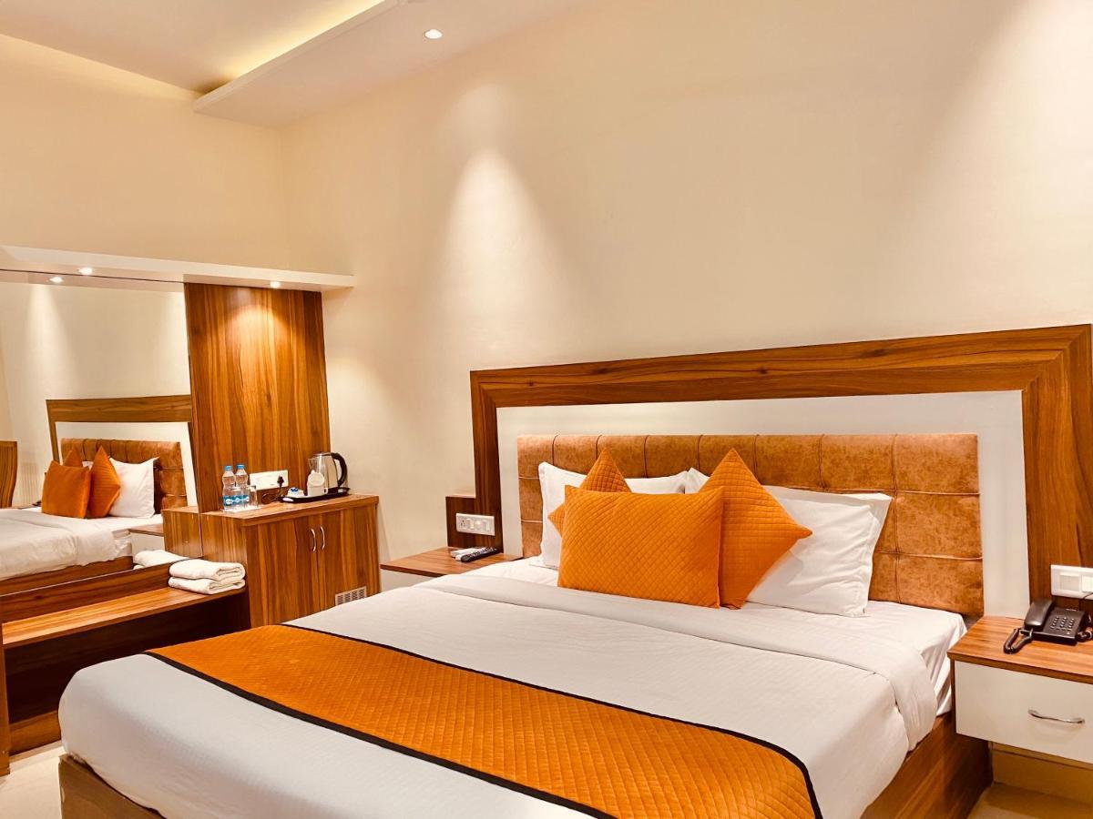 Hotel White And Restaurant 300 Mtr From Golden Temple Amritsar Zewnętrze zdjęcie