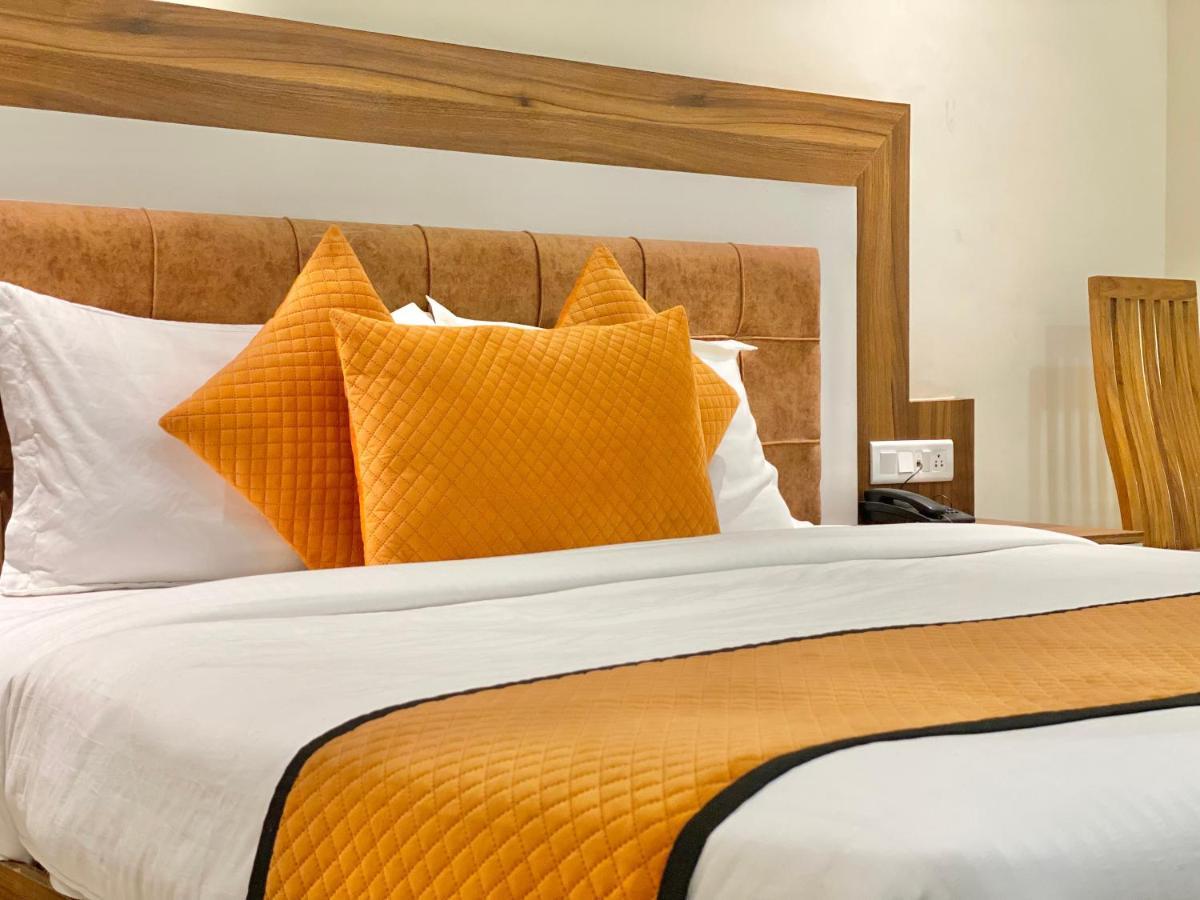 Hotel White And Restaurant 300 Mtr From Golden Temple Amritsar Zewnętrze zdjęcie