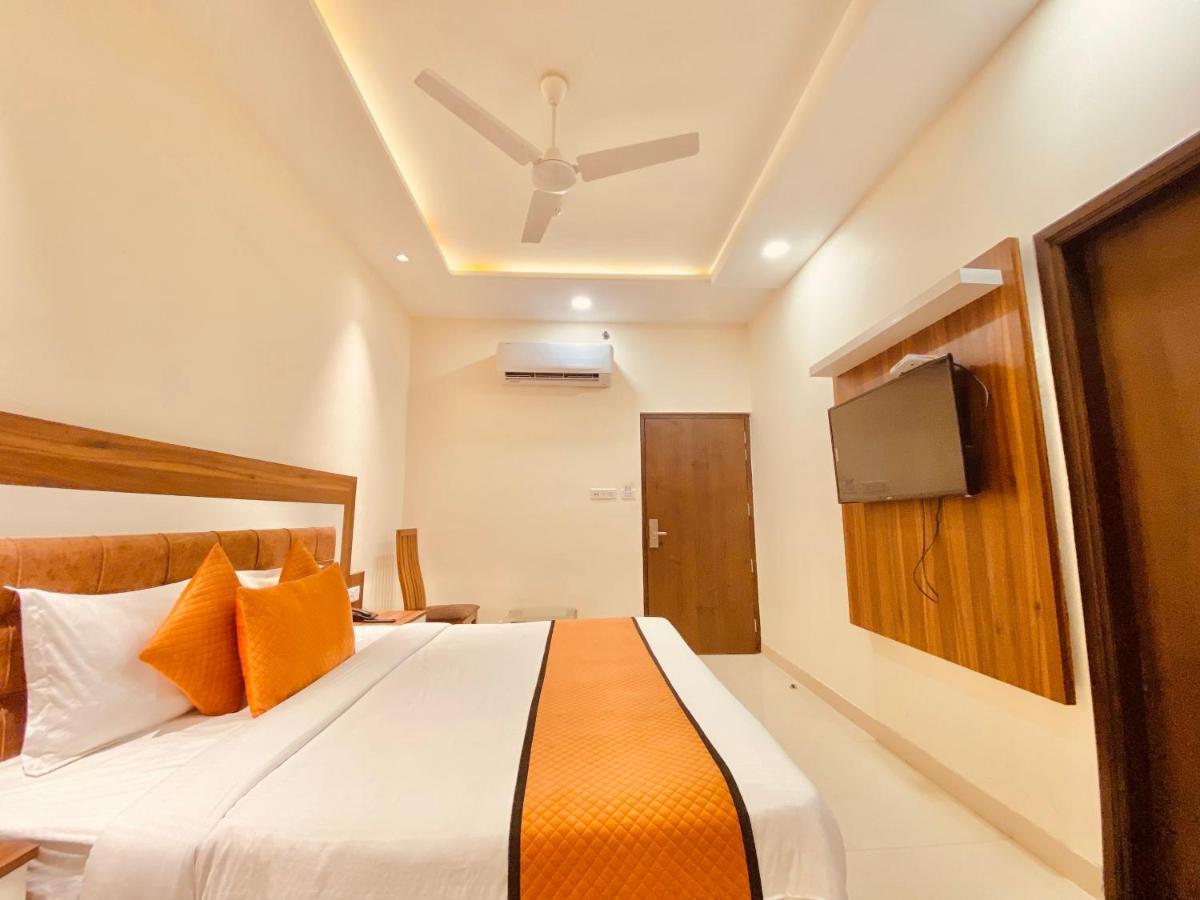 Hotel White And Restaurant 300 Mtr From Golden Temple Amritsar Zewnętrze zdjęcie