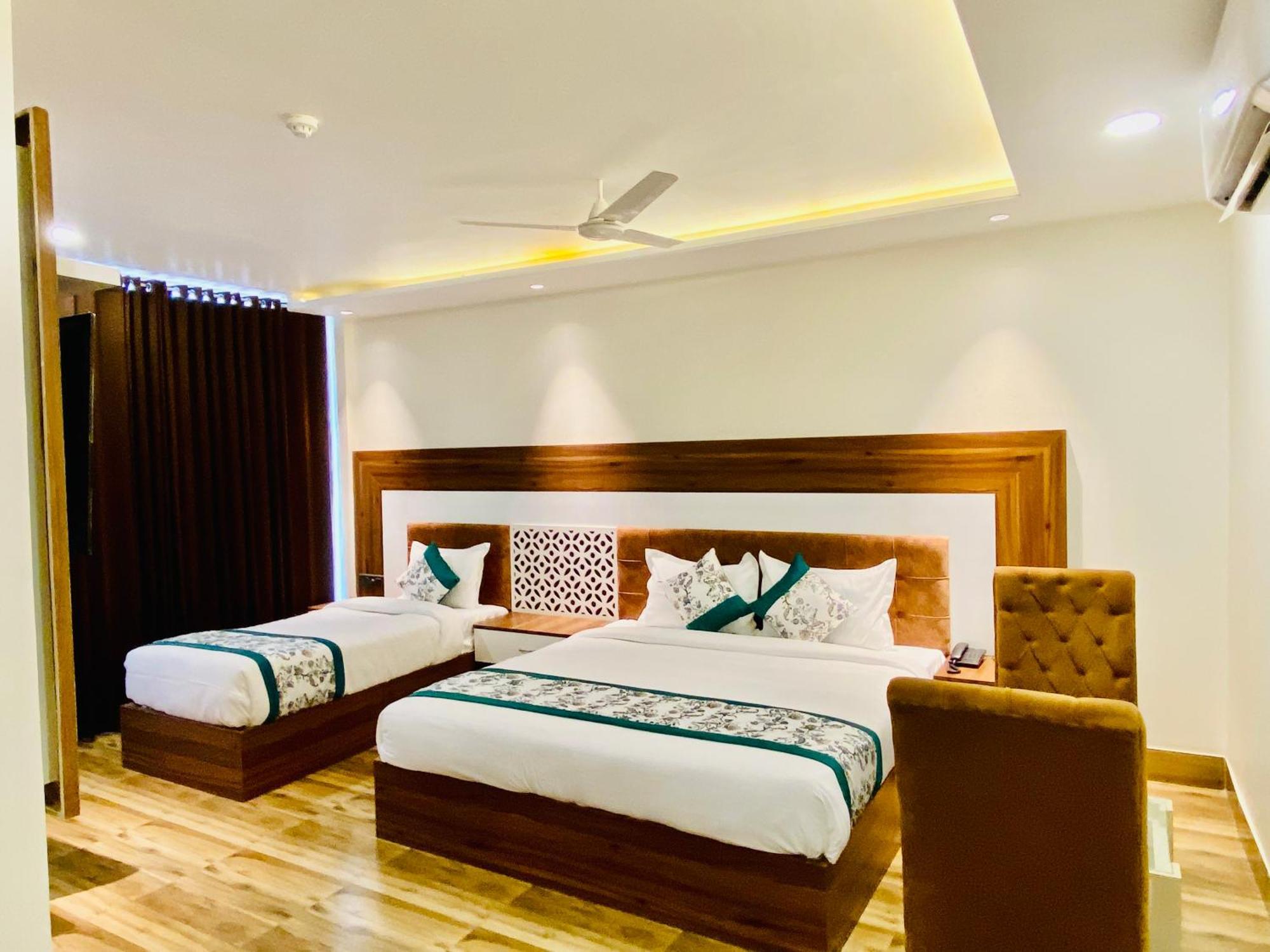 Hotel White And Restaurant 300 Mtr From Golden Temple Amritsar Zewnętrze zdjęcie