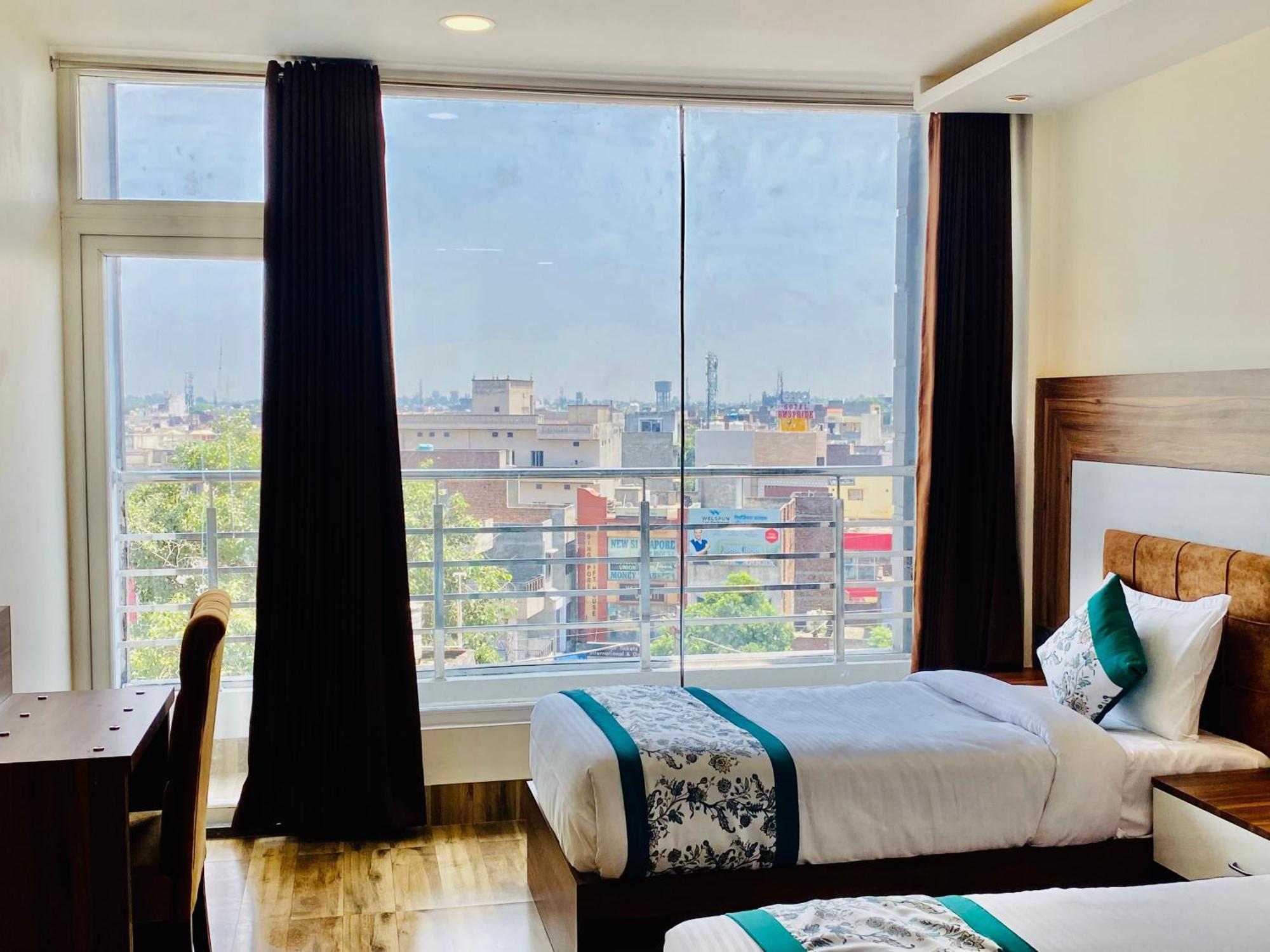 Hotel White And Restaurant 300 Mtr From Golden Temple Amritsar Zewnętrze zdjęcie