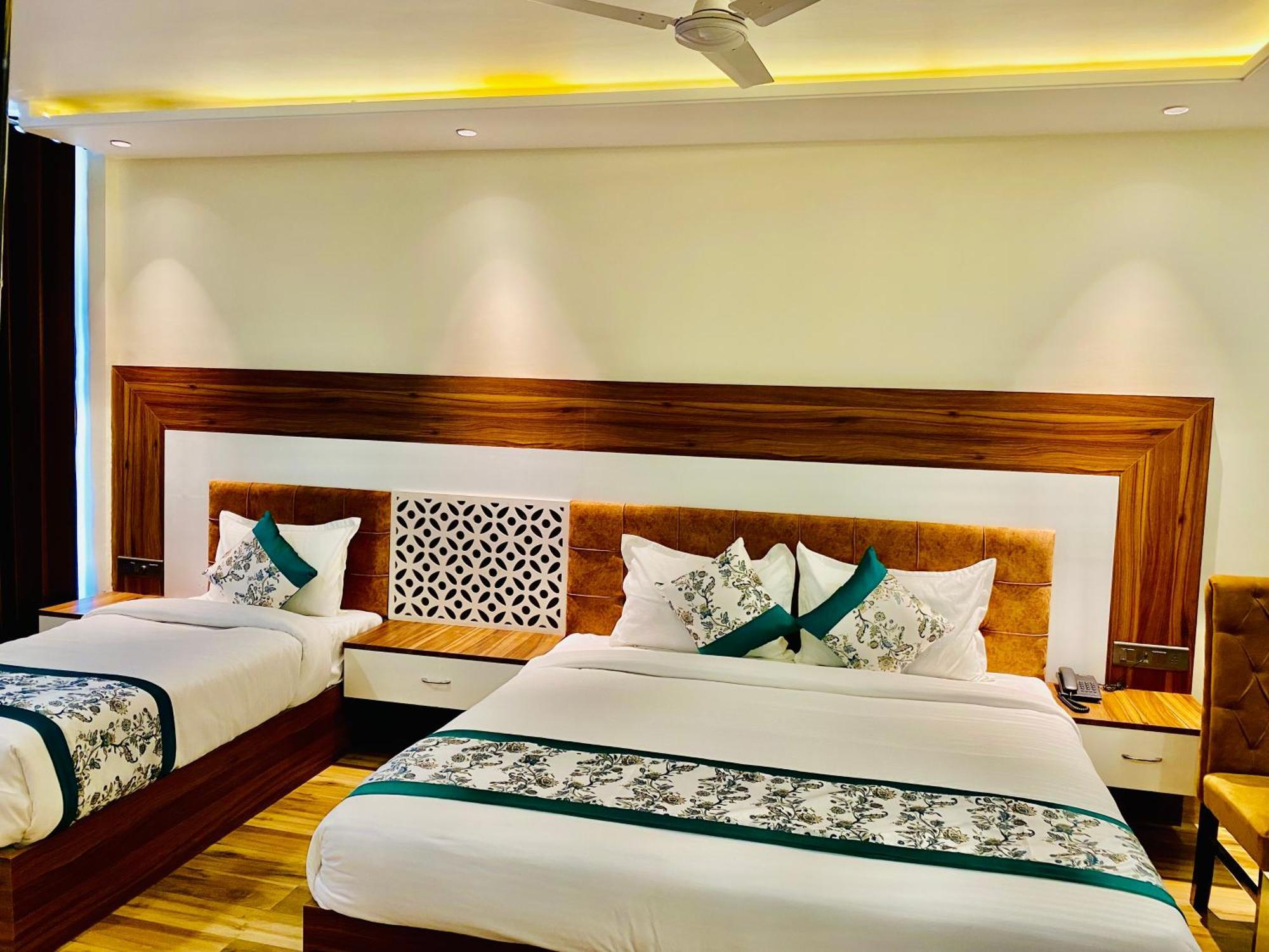 Hotel White And Restaurant 300 Mtr From Golden Temple Amritsar Zewnętrze zdjęcie
